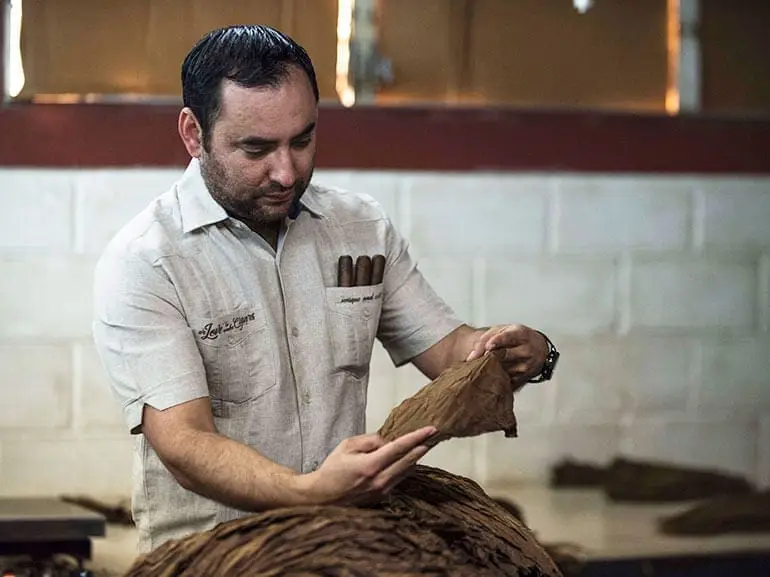 Oscar in seiner Fabrik